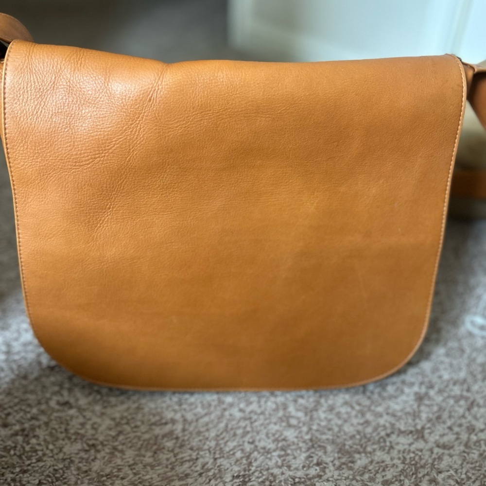 Beautiful Le Donne Leather Full Flap Over Shoulder Bag in Tan
